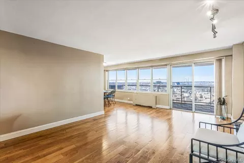 17-85 215th St #12S, New York, NY 11360