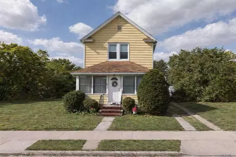 605 N 1st St, North Hempstead, NY 11040
