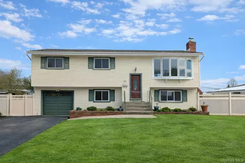 41 Richmond St, Islip, NY 11751