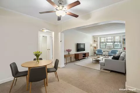 2 Townhouse Pl #2L, North Hempstead, NY 11021