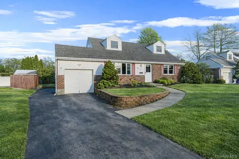 105 Elberta Dr, East Northport, NY 11731
