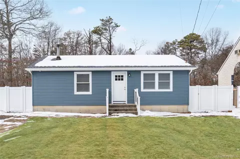 16 Market St, Mastic Beach, NY 11951