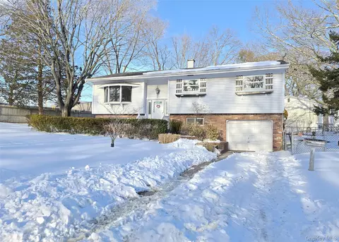19 University Dr, Lake Ronkonkoma, NY 11779