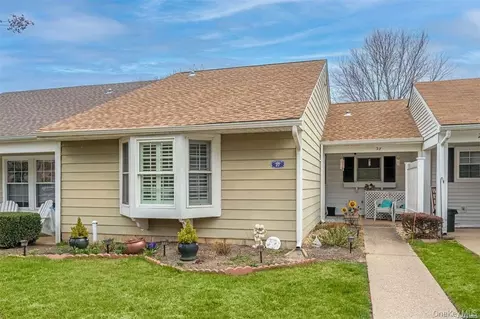 27 Hearthside Dr, Mount Sinai, NY 11766
