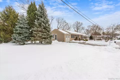 18 Robert Dr, Huntington, NY 11743