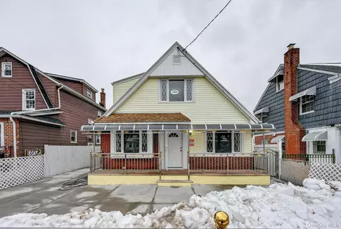 10424 208th St, New York, NY 11429