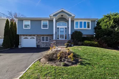 2970 Bond Dr, Merrick, NY 11566