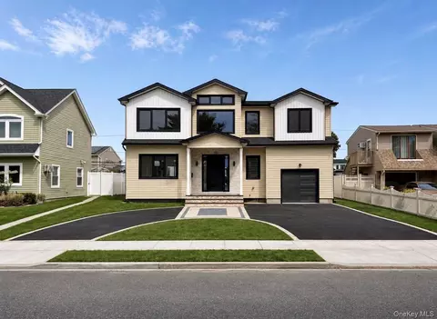 53 Blackbird Ln, Levittown, NY 11756