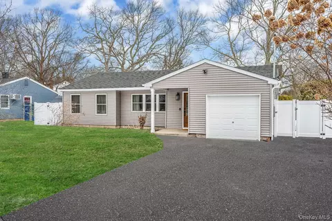 33 Loughlin Dr, Shirley, NY 11967