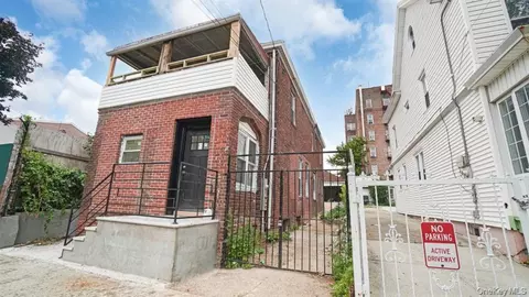 679 E 221st St, New York, NY 10467