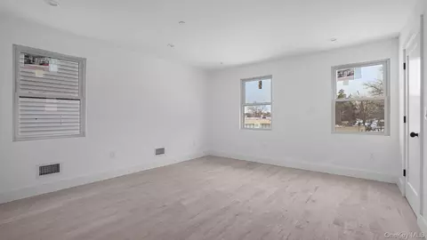 Bedroom - 338 E 234th St, New York, NY 10470 photo 4 of 5