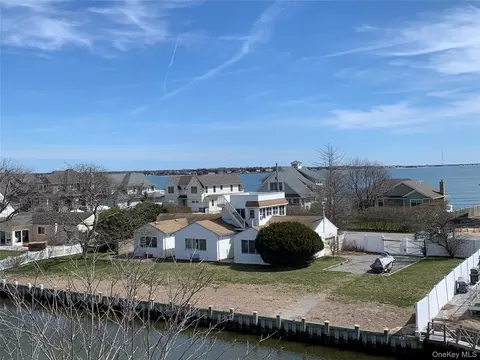 12 Shinnecock Rd, East Quogue, NY 11942