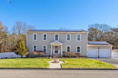 123 9th Ave, Holtsville, NY 11742