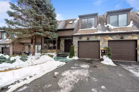 16 Pony Cir, North Hempstead, NY 11577