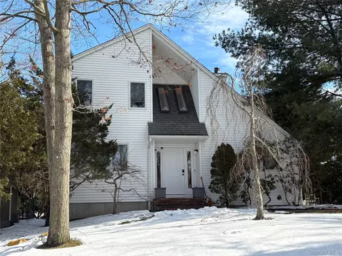 3 Vine St, Hampton Bays, NY 11946