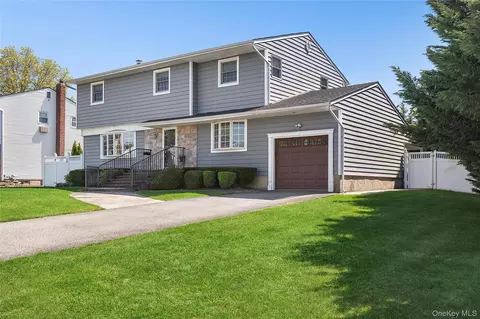 41 Evelyn Dr, Bethpage, NY 11714