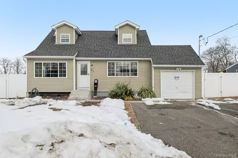 53 Hickory St, Central Islip, NY 11722