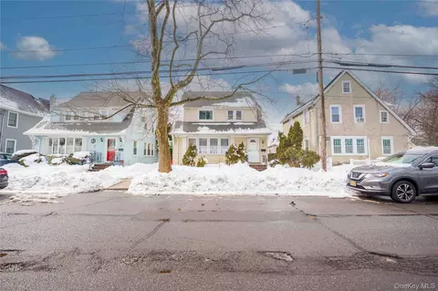 52 Park Ave, North Hempstead, NY 11596