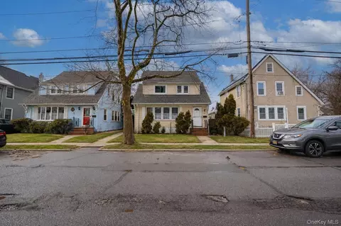 52 Park Ave, North Hempstead, NY 11596