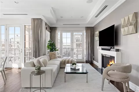 1000 Royal Ct #1207, North Hempstead, NY 11040