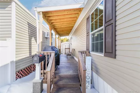 150 Apt 4 Main St, Islip, NY 11751 photo 2