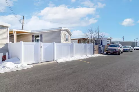 150 Apt 4 Main St, Islip, NY 11751