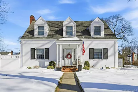 6 Beverly Pkwy, Freeport, NY 11520