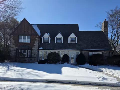 24 Canterbury Rd, Rockville Centre, NY 11570