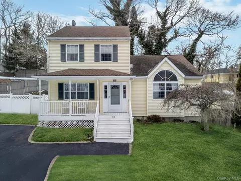 83 Friendship Dr, Rocky Point, NY 11778