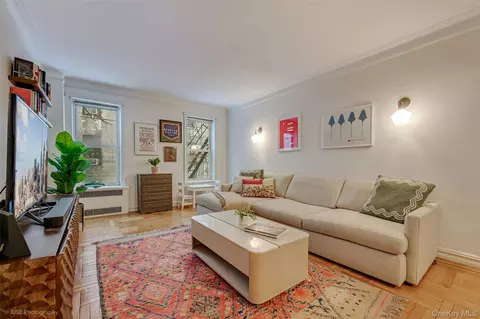 41-08 43rd St #1D, New York, NY 11104