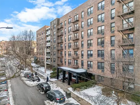 35-20 Leverich St #209, New York, NY 11372
