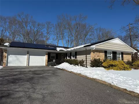 59 Sycamore Cir, Stony Brook, NY 11790