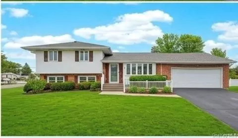 8 Whitebirch Ln, Commack, NY 11725
