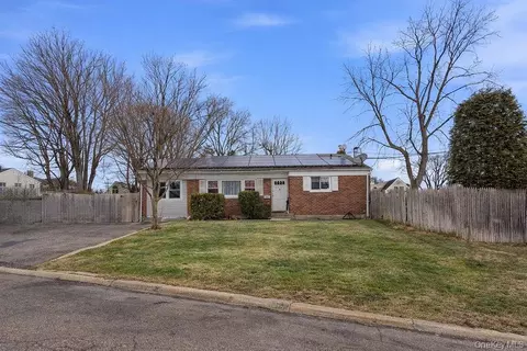 45 Oakley Dr, Huntington Station, NY 11746