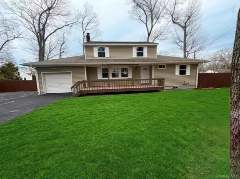 15 Gardiners Rd, Sound Beach, NY 11789