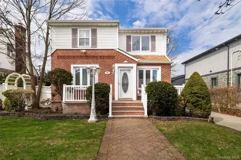 93 Kenneth Pl, North Hempstead, NY 11040