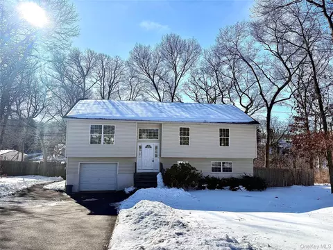 2 New St, Holtsville, NY 11742