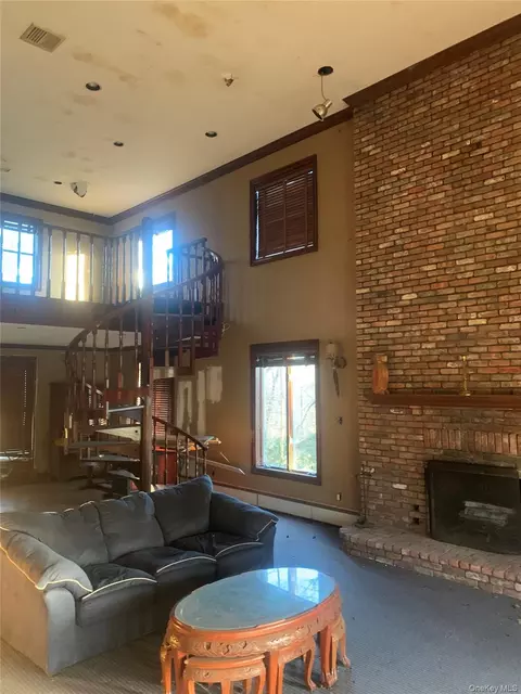 4 August Ln, North Hempstead, NY 11568