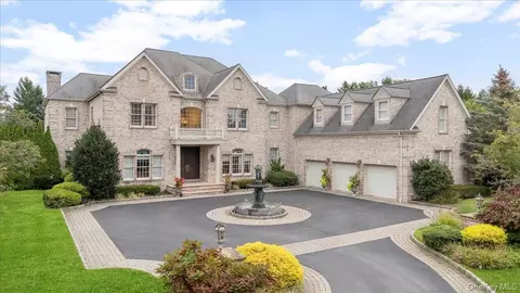 44 Legends Cir, Melville, NY 11747
