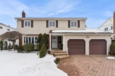 44 Wallace Dr, Plainview, NY 11803