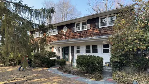 499 Stonytown Rd, North Hempstead, NY 11030