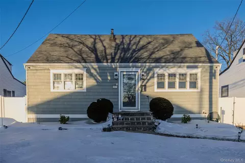 612 N Broome Ave, Lindenhurst, NY 11757