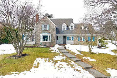 448 Abbey Rd N, North Hempstead, NY 11030
