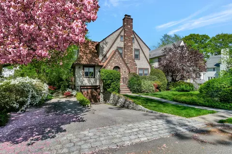 7 Poplar Rd, Larchmont, NY 10538