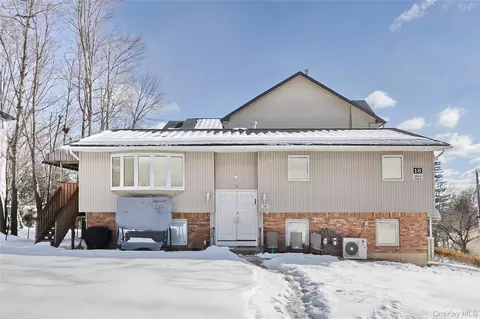 18 Wilsher Dr, Ramapo, NY 10952