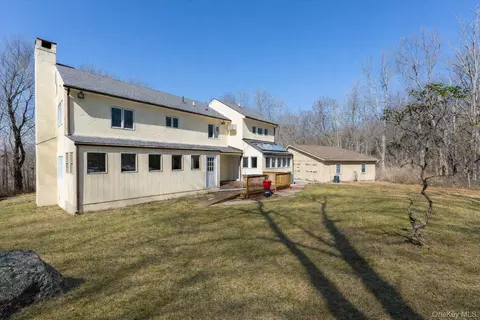 17 Highview Rd, Pound Ridge, NY 10576