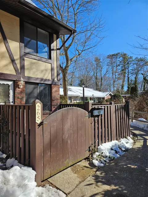 265 Sagamore Hills Dr, Port Jefferson Station, NY 11776
