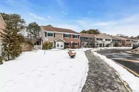 40 W 4th St #156, Patchogue, NY 11772