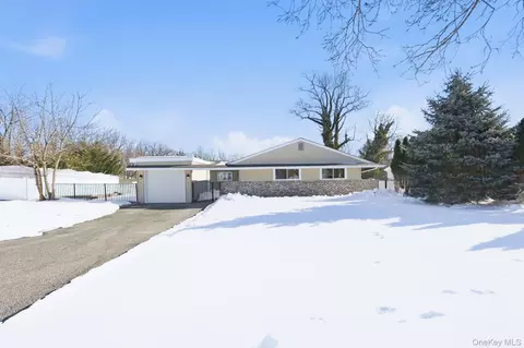 5 Bowman Ln, Kings Park, NY 11754