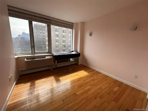Bedroom - 136-21 Latimer Pl #4L, New York, NY 11354 photo 1 of 1